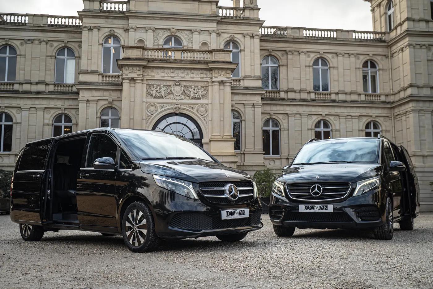 Deux Mercedes Classe V Locavan Paris stationnées devant un château