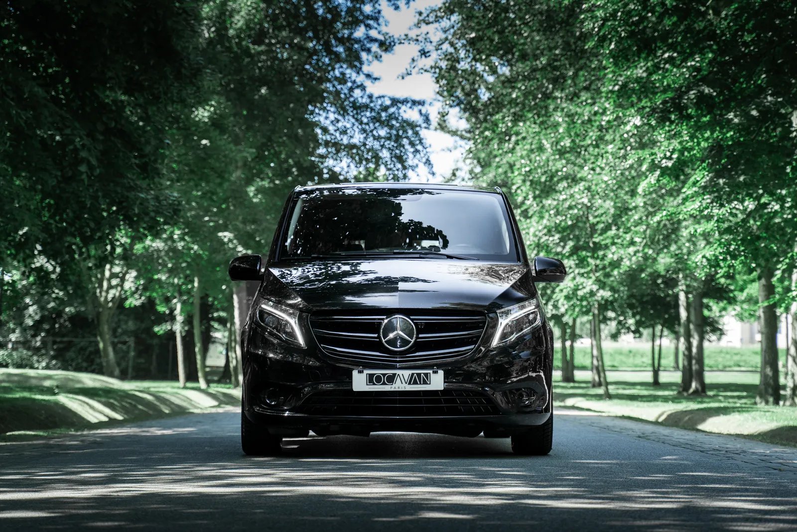 Minibus Mercedes Vito Tourer Locavan, de face, sur une route en forêt