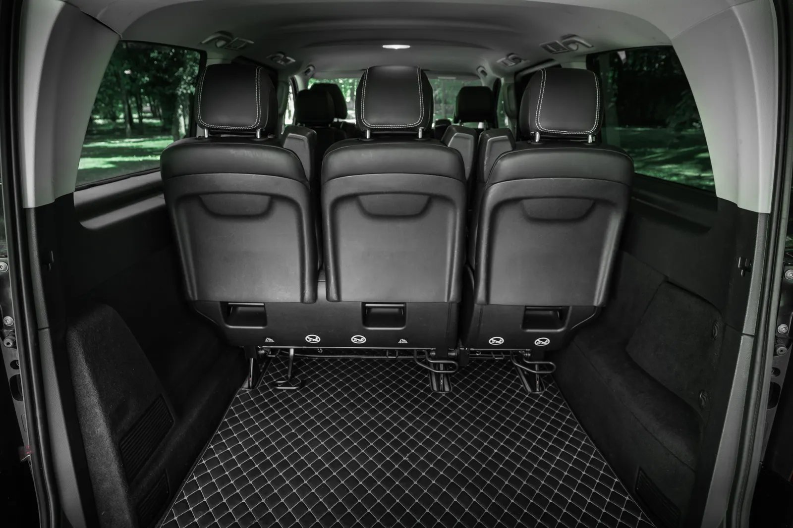 Intérieur du Vito Tourer : trois sièges cuir et tapis matelassés