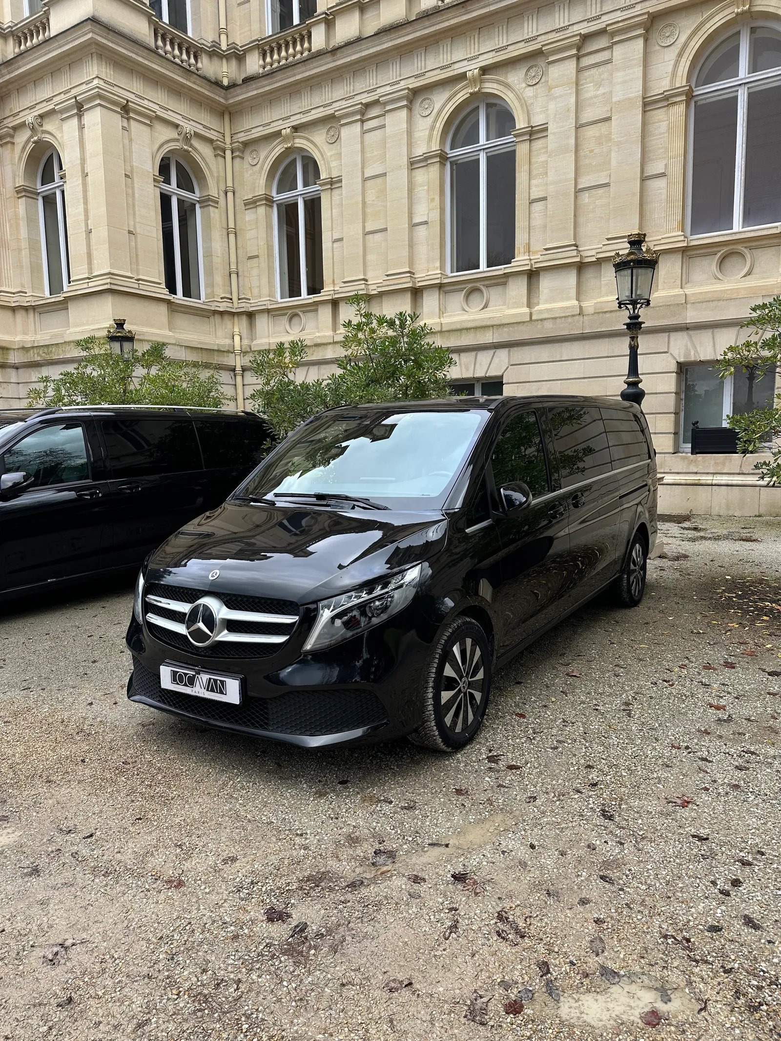 Van Mercedes Classe V Locavan, de trois quarts, devant un château