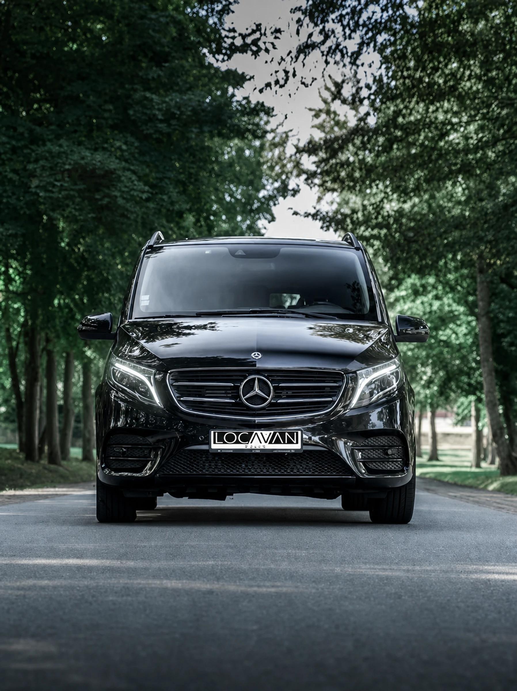 Van Mercedes Classe V Locavan, de face, sur une allée boisée
